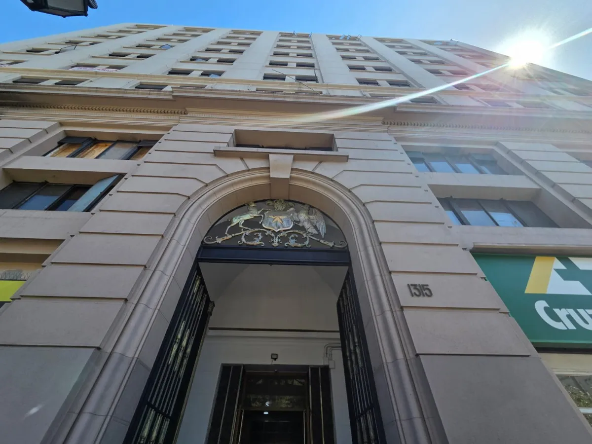 01 Amplia oficina dúplex en pleno Barrio Cívico – Santiago Centro