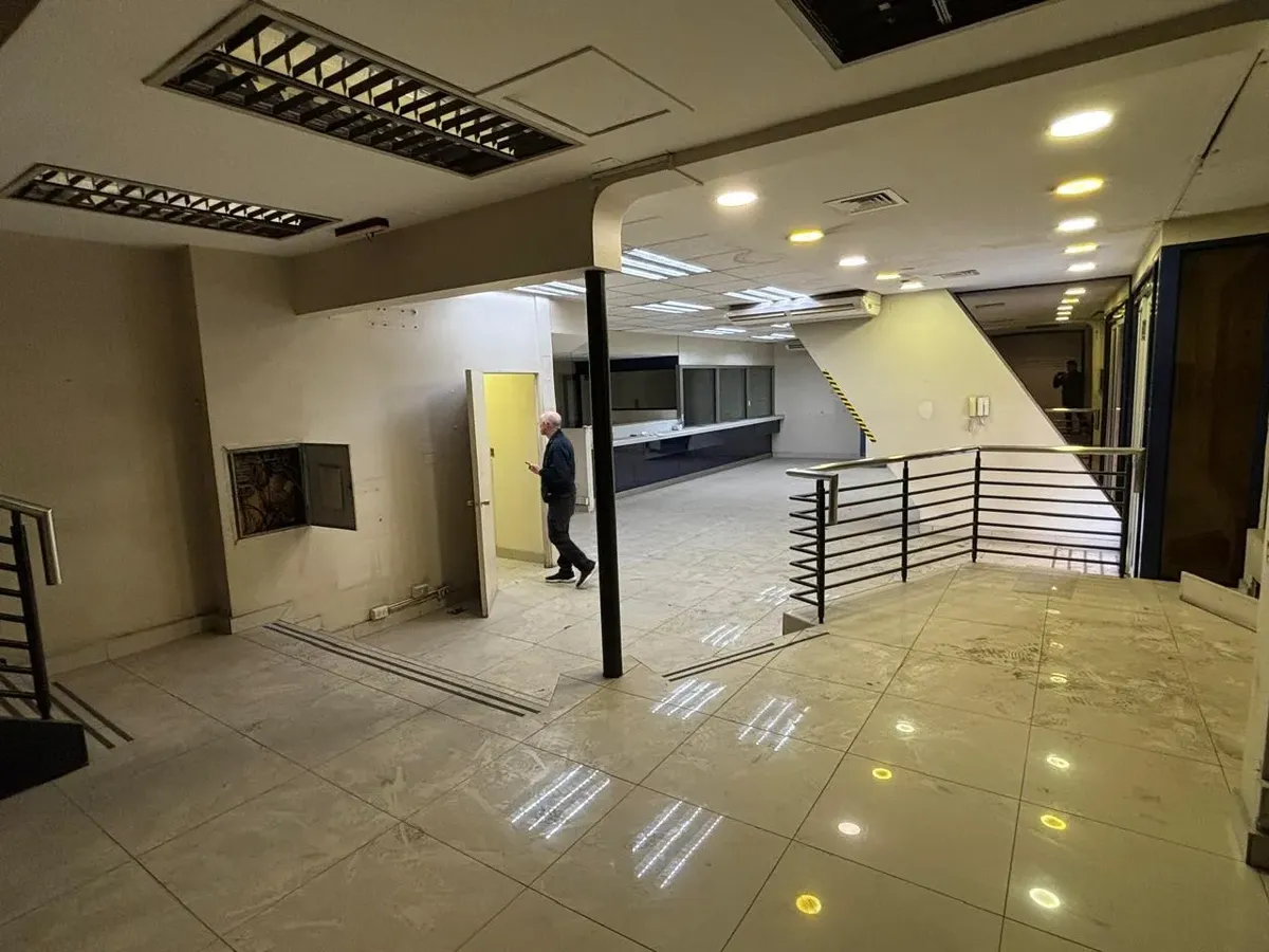02 Amplio local u oficina comercial en esquina – Santiago Centro
