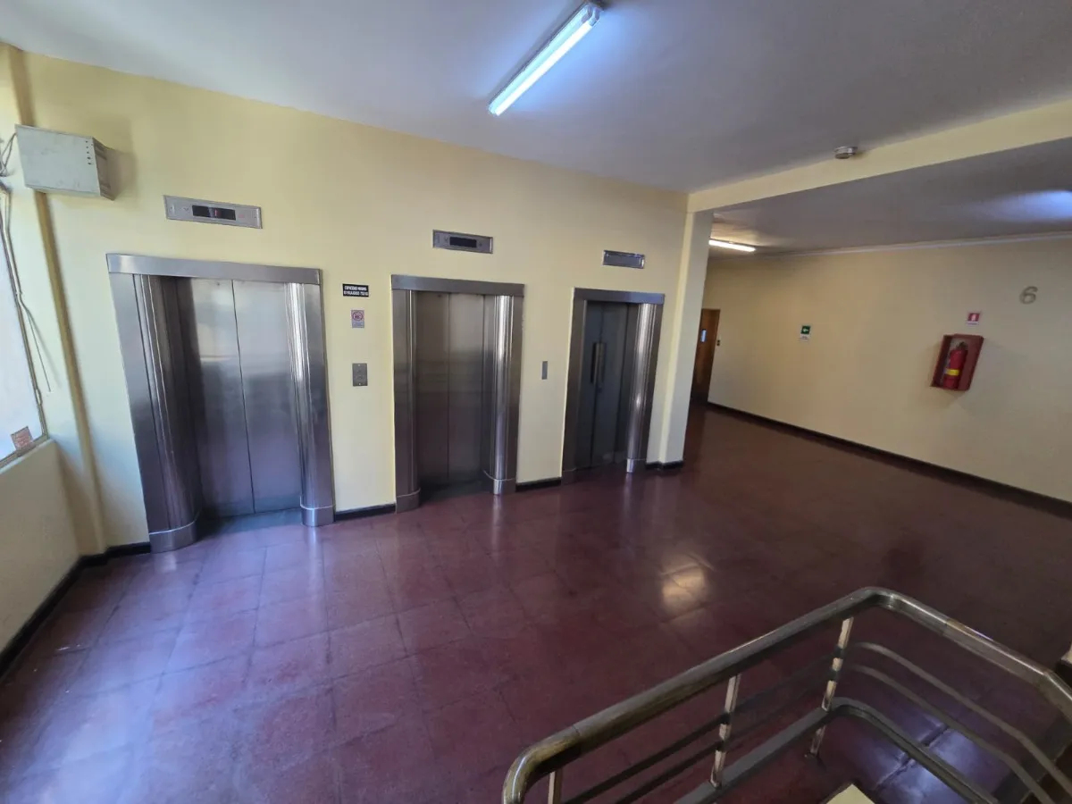 03 Amplia oficina dúplex en pleno Barrio Cívico – Santiago Centro