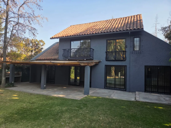 Amplia casa familiar con jardín y piscina – La Dehesa