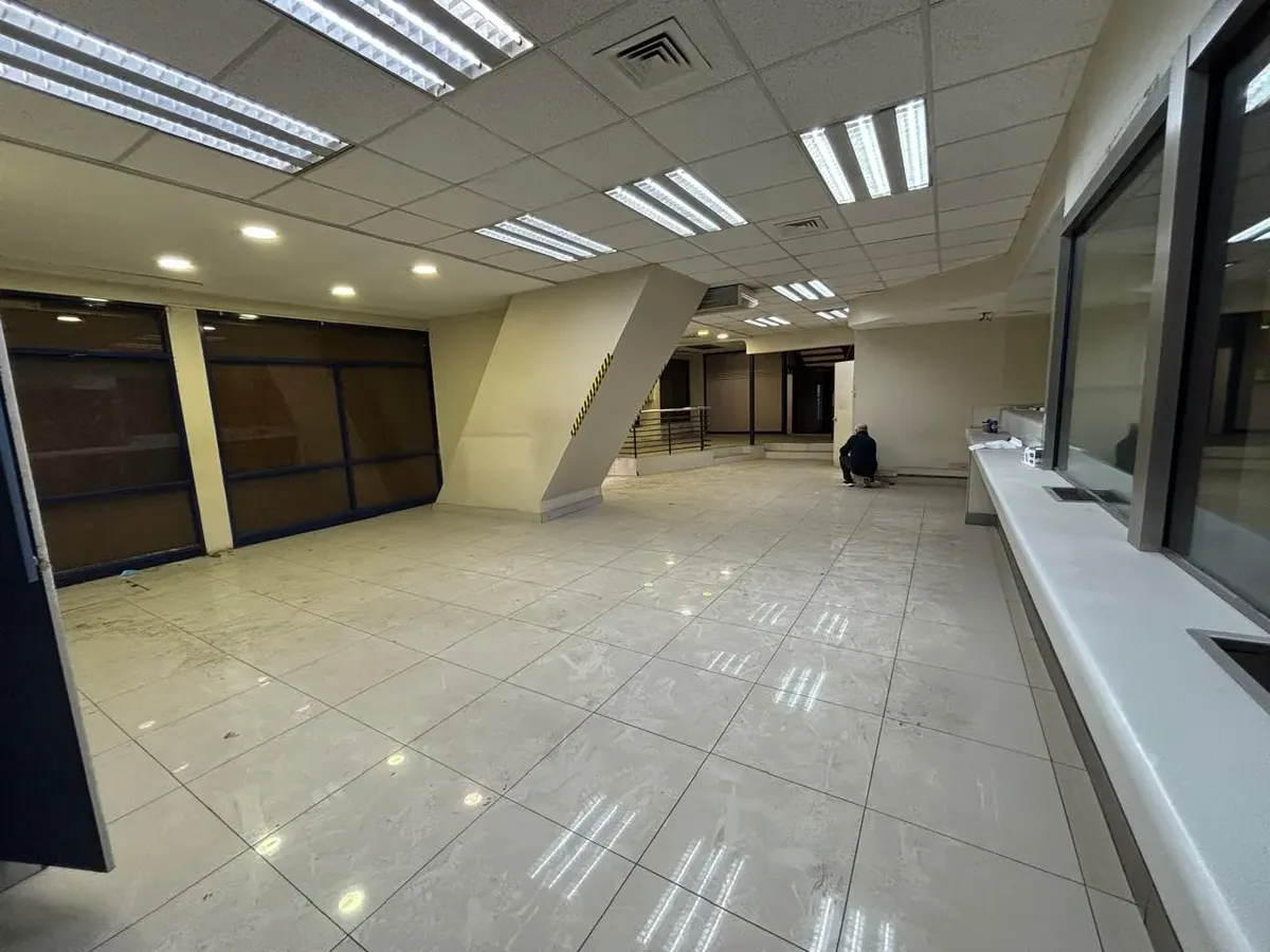03 Amplio local u oficina comercial en esquina – Santiago Centro