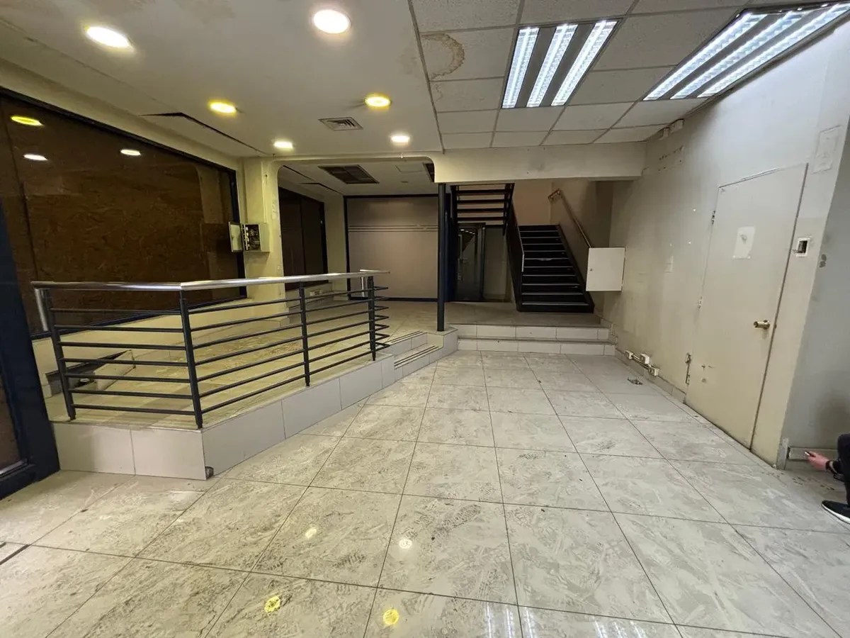 04 Amplio local u oficina comercial en esquina – Santiago Centro