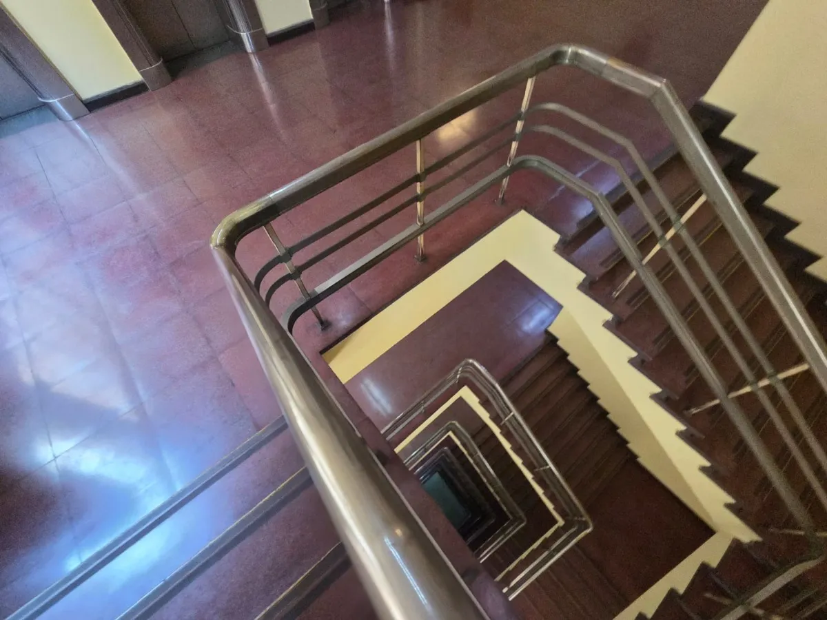 05 Amplia oficina dúplex en pleno Barrio Cívico – Santiago Centro
