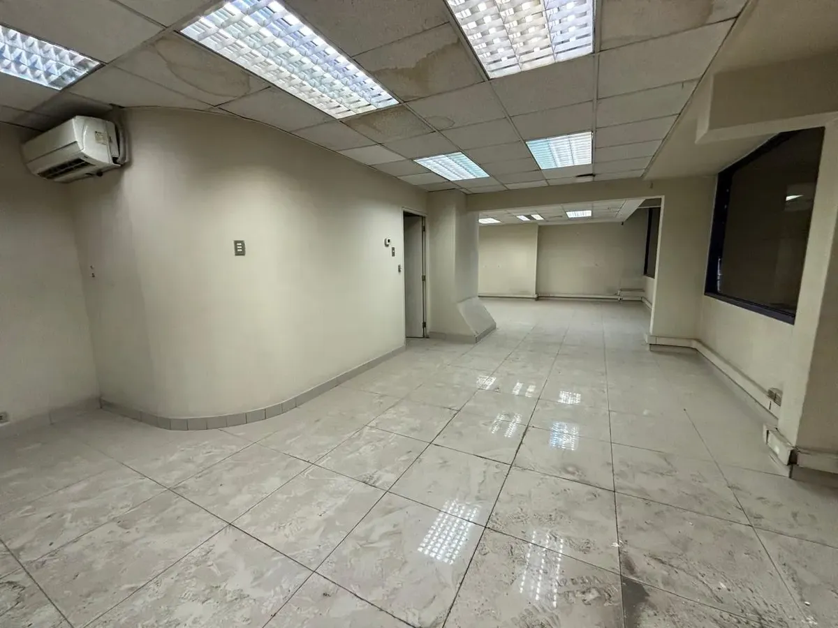 05 Amplio local u oficina comercial en esquina – Santiago Centro