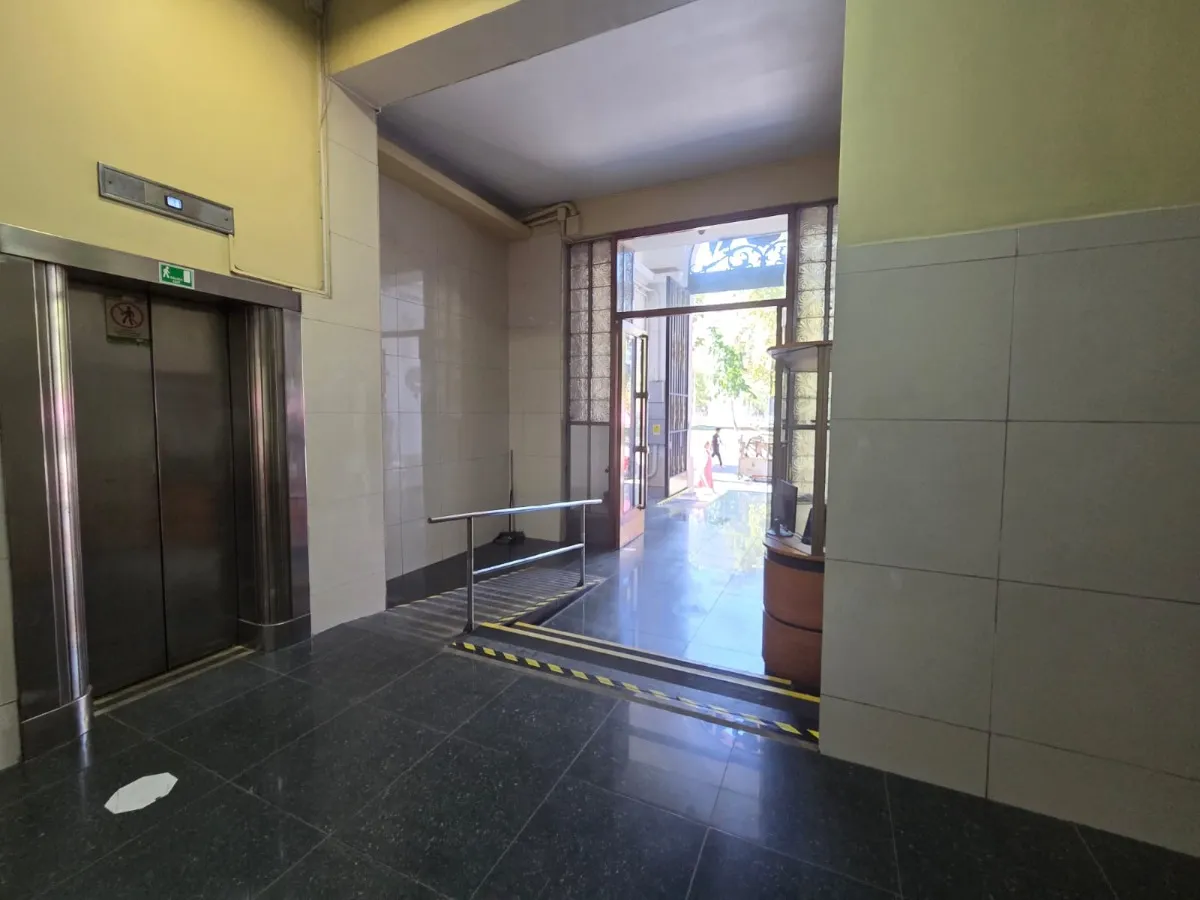 06 Amplia oficina dúplex en pleno Barrio Cívico – Santiago Centro