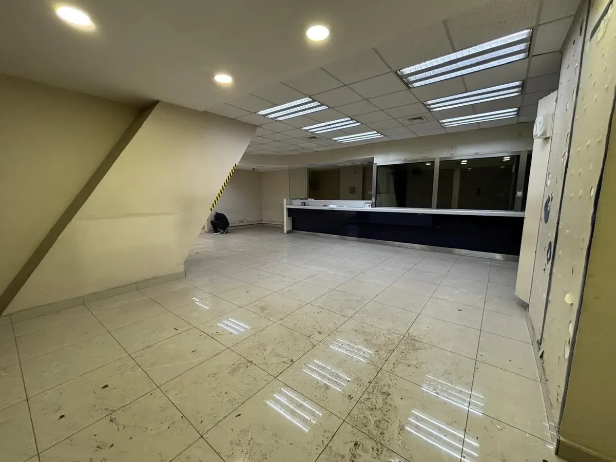 06 Amplio local u oficina comercial en esquina – Santiago Centro