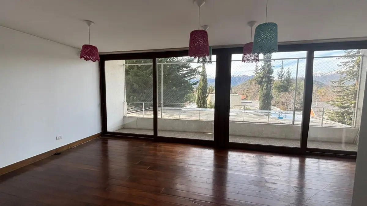 06 Exclusiva casa mediterránea con piscina y vista a la cordillera – Los Trapenses