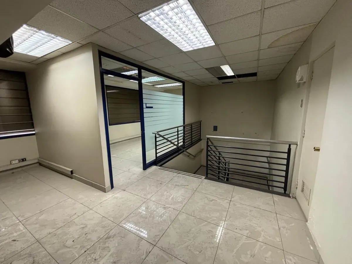 07 Amplio local u oficina comercial en esquina – Santiago Centro