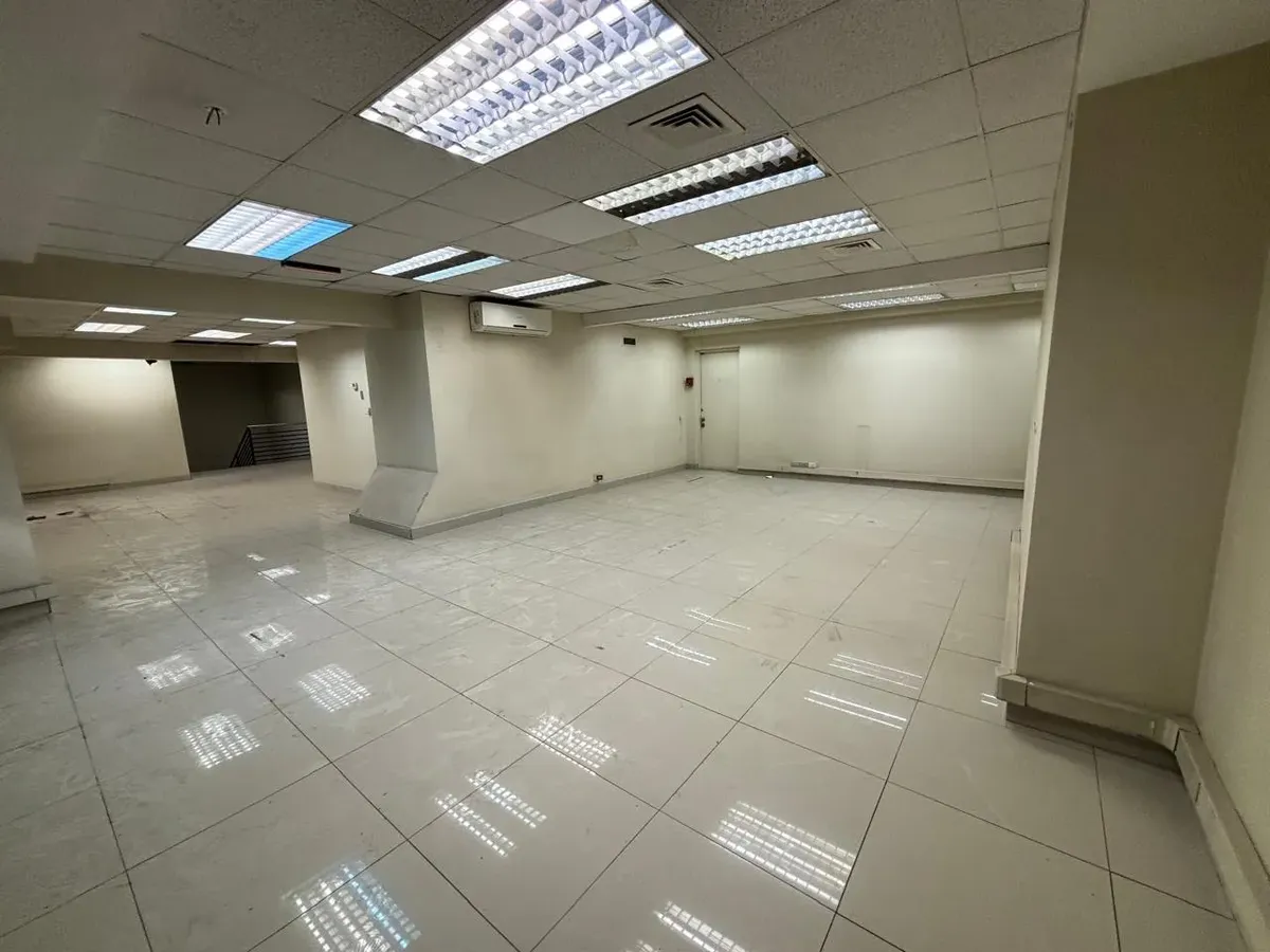 08 Amplio local u oficina comercial en esquina – Santiago Centro