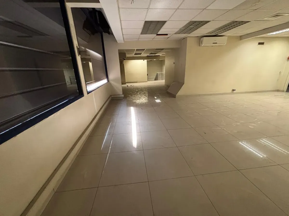 09 Amplio local u oficina comercial en esquina – Santiago Centro