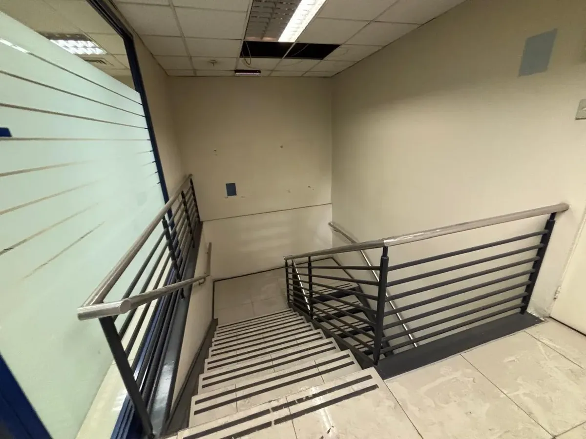 10 Amplio local u oficina comercial en esquina – Santiago Centro