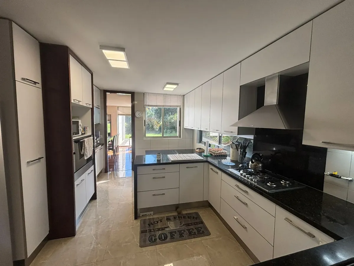 Exclusivo departamento tríplex con jardín en Valle Escondido