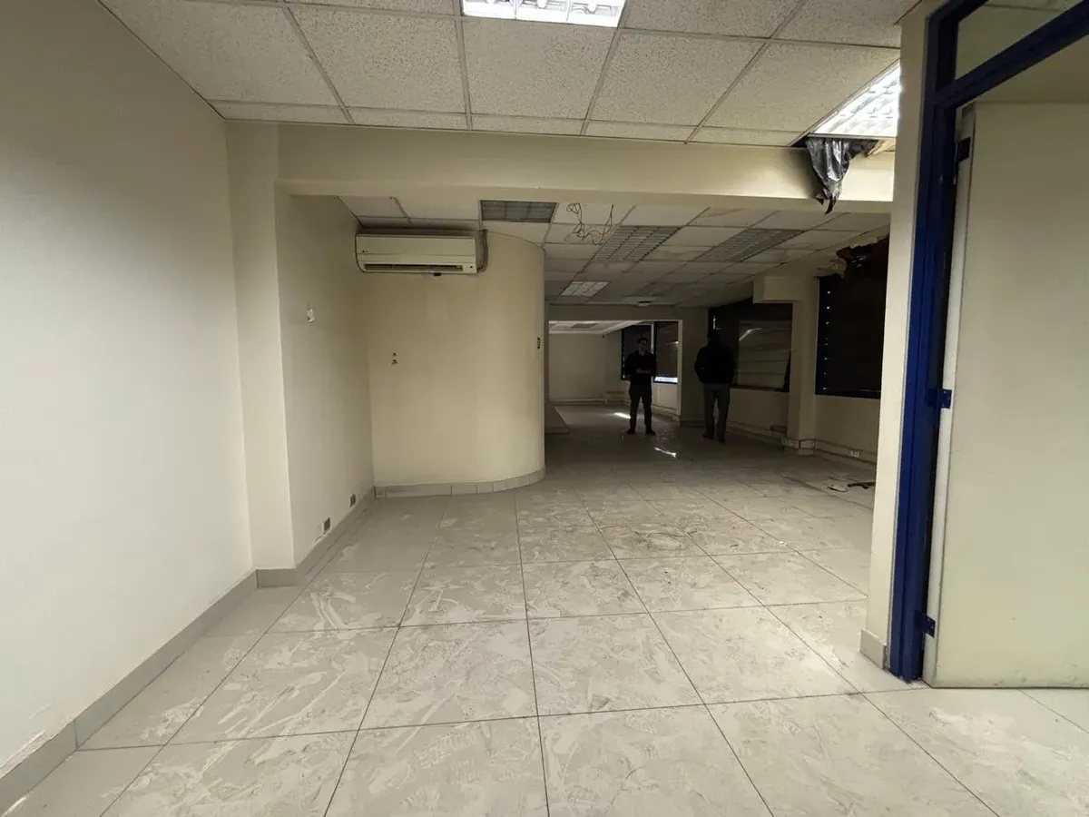 11 Amplio local u oficina comercial en esquina – Santiago Centro