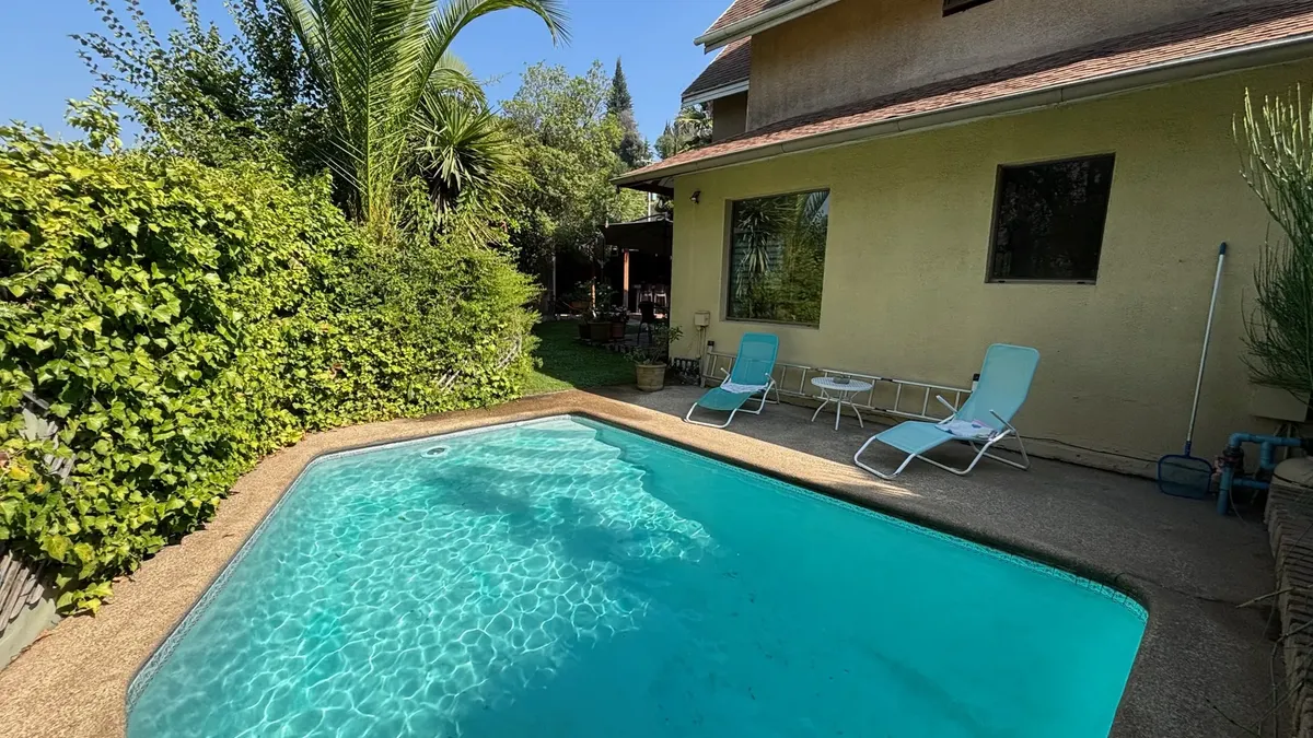 Casa en condominio con piscina y entorno natural – El Arrayán