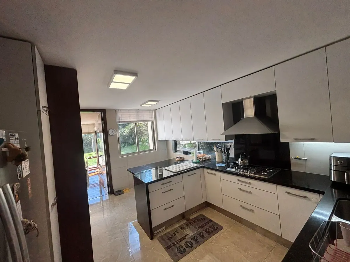 Exclusivo departamento tríplex con jardín en Valle Escondido