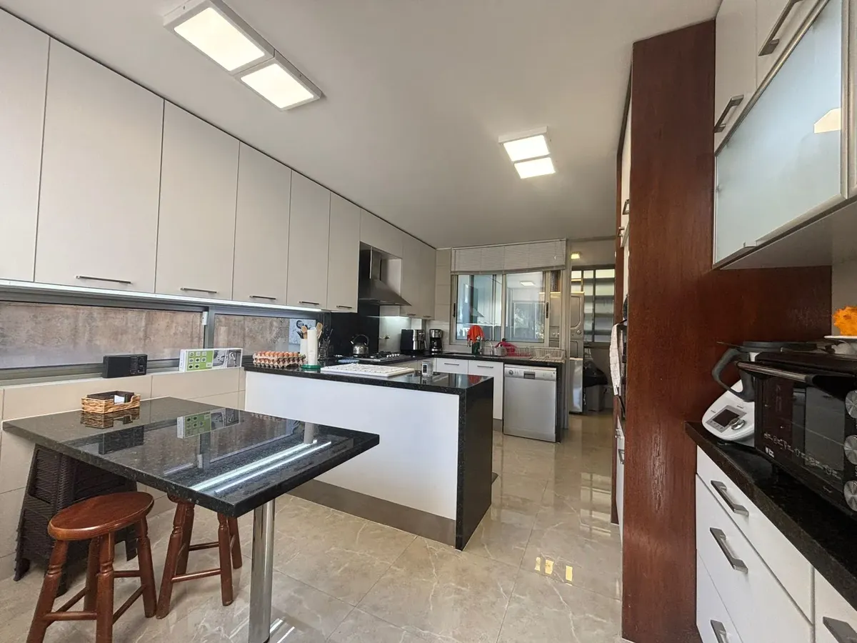 Exclusivo departamento tríplex con jardín en Valle Escondido