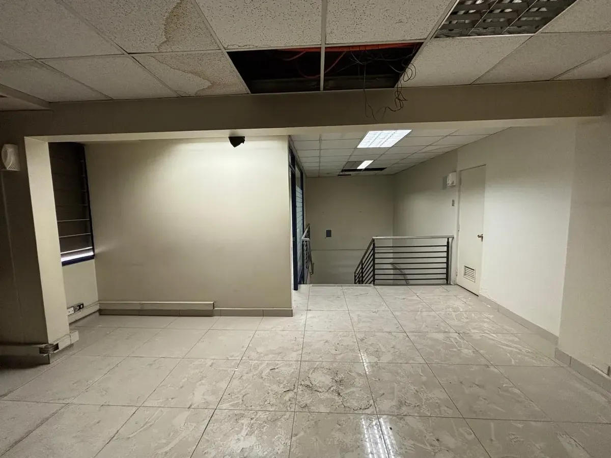 13 Amplio local u oficina comercial en esquina – Santiago Centro