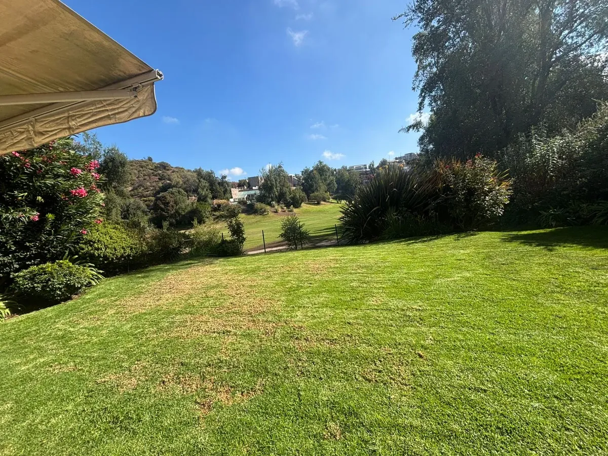 Exclusivo departamento tríplex con jardín en Valle Escondido