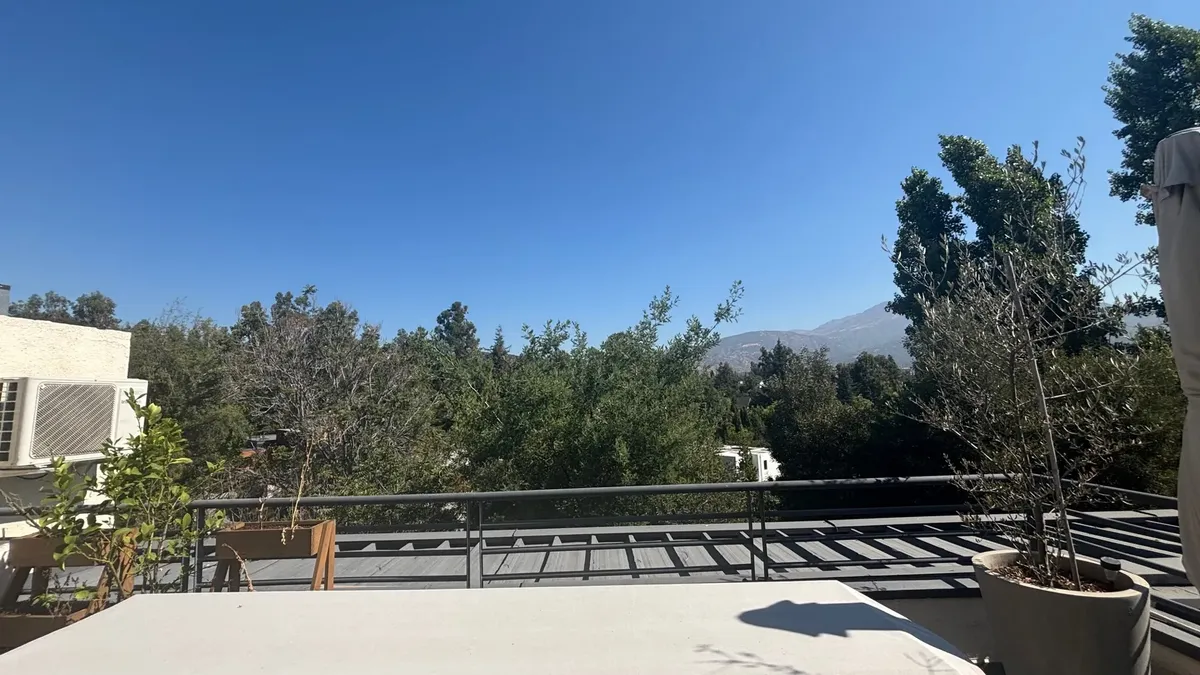 Luminoso dúplex con gran terraza y quincho – La Dehesa