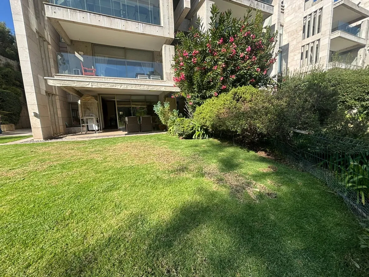 Exclusivo departamento tríplex con jardín en Valle Escondido