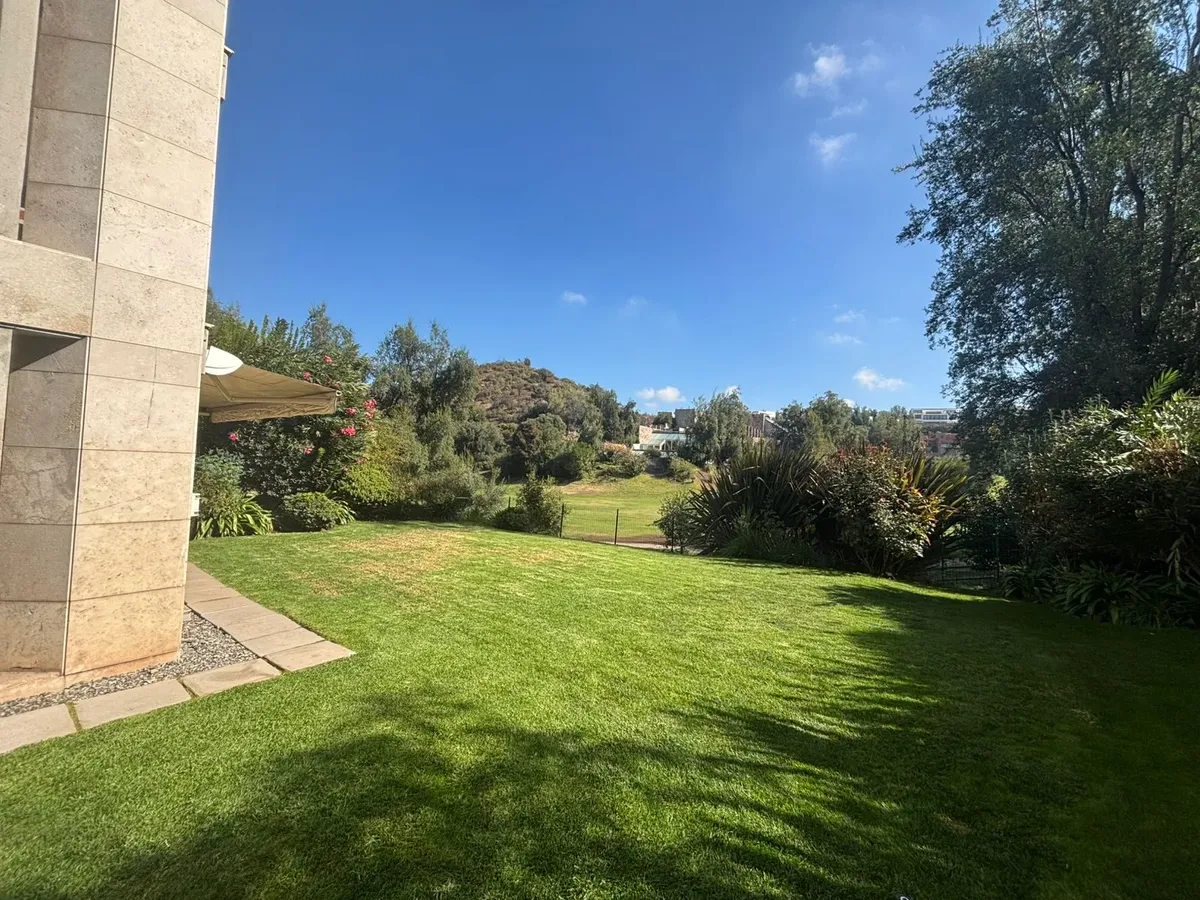Exclusivo departamento tríplex con jardín en Valle Escondido