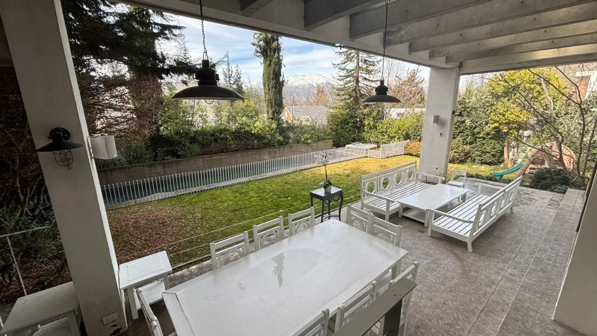 23 Exclusiva casa mediterránea con piscina y vista a la cordillera – Los Trapenses