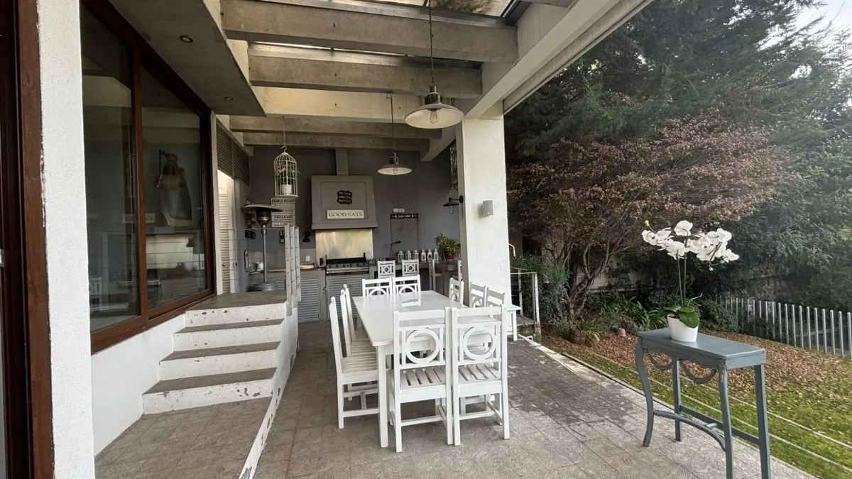 24 Exclusiva casa mediterránea con piscina y vista a la cordillera – Los Trapenses