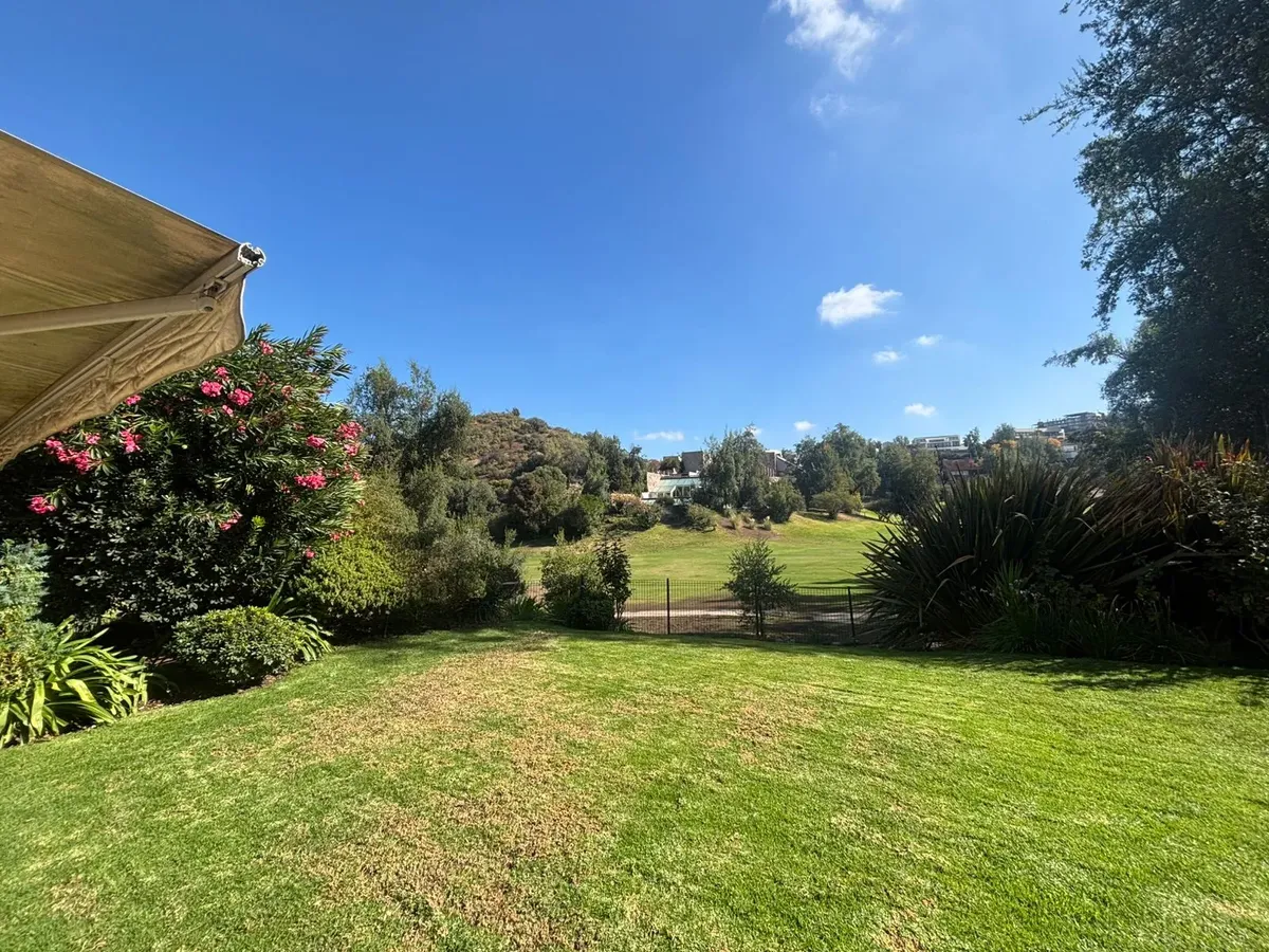 Exclusivo departamento tríplex con jardín en Valle Escondido