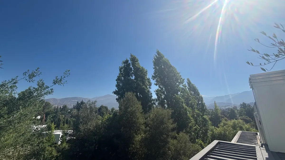 Luminoso dúplex con gran terraza y quincho – La Dehesa