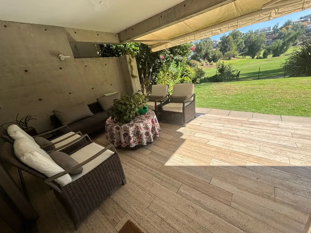 Exclusivo departamento tríplex con jardín en Valle Escondido