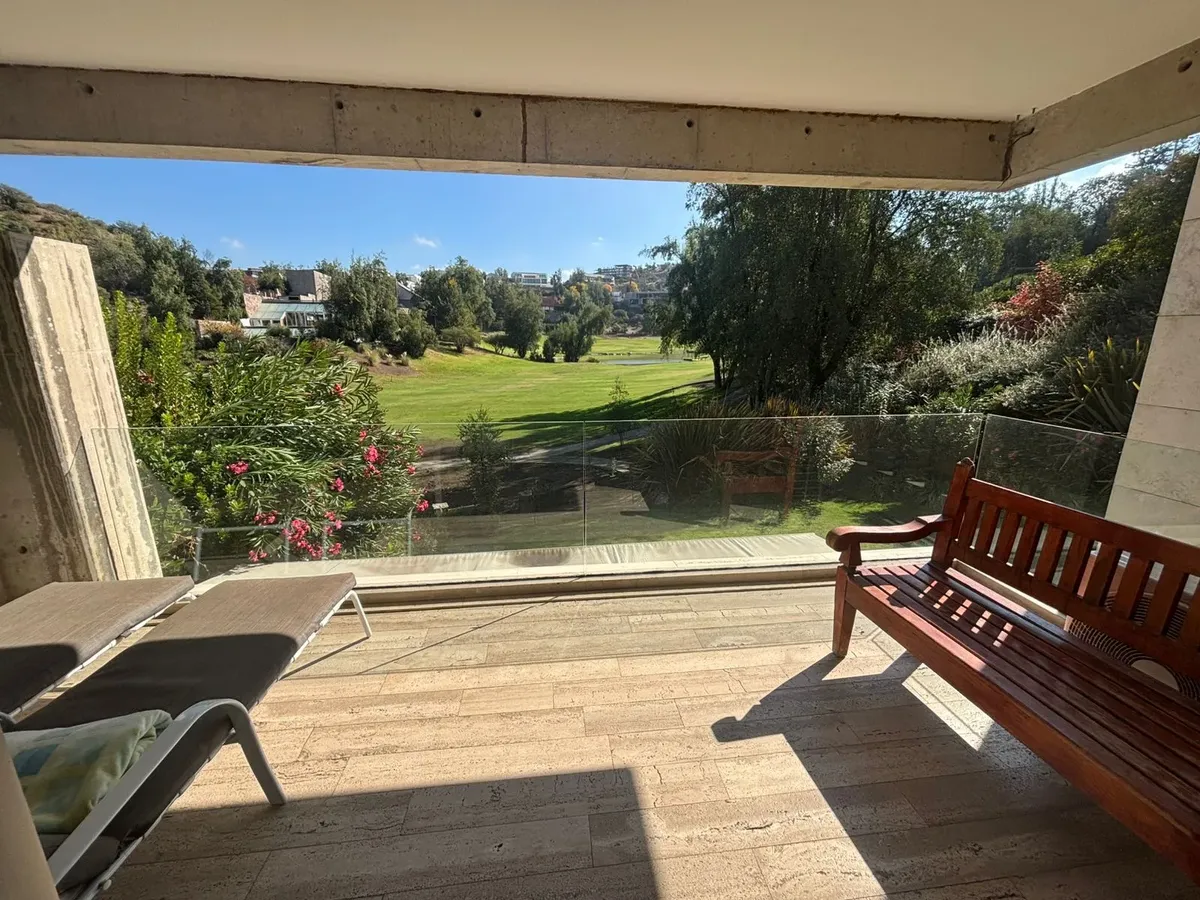Exclusivo departamento tríplex con jardín en Valle Escondido